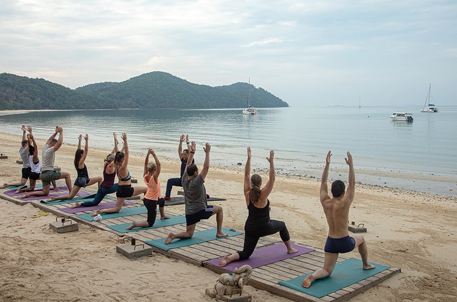 Yoga am Strand, Thailand